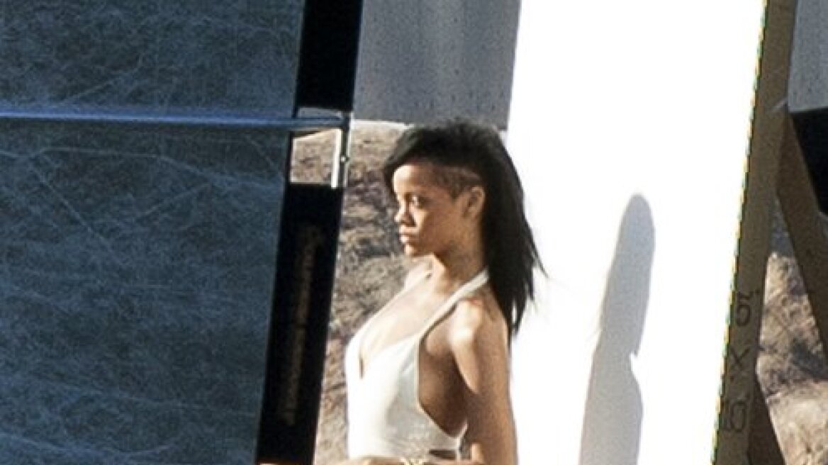 Το πρώτο εξώφυλλο της Rihanna στο «Harper’s Bazaar»